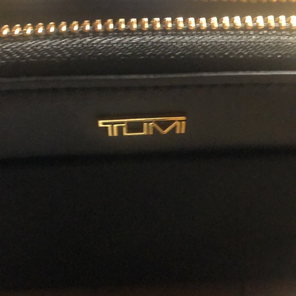 Tumi  New zip Round wallet Voyager collection 2 outside pocket easy access black - Picture 8 of 13